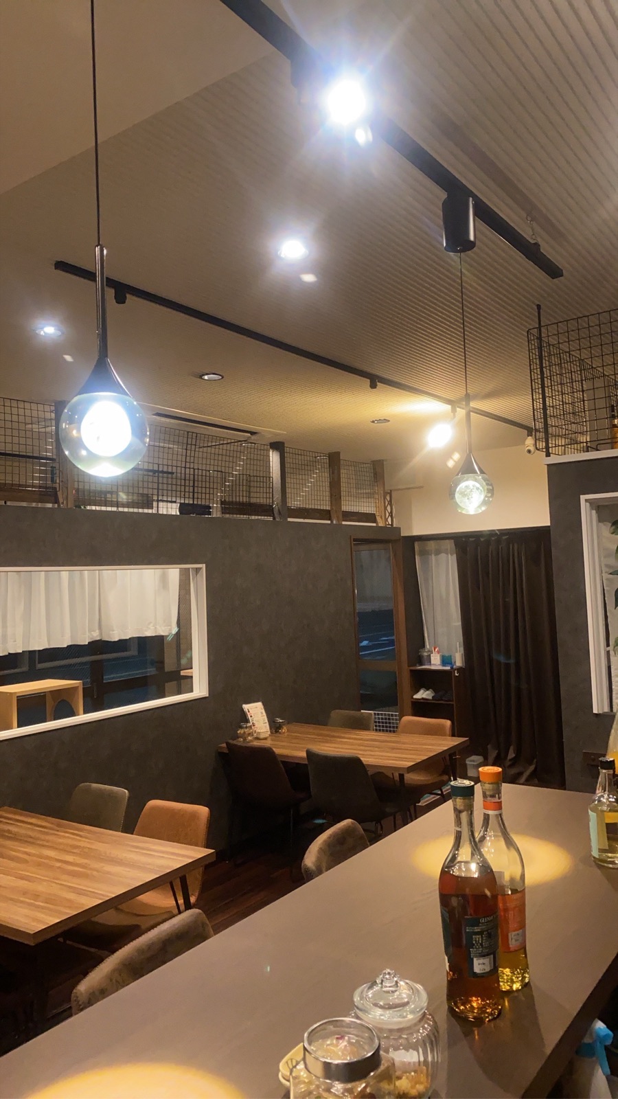 明るく開放的な店内